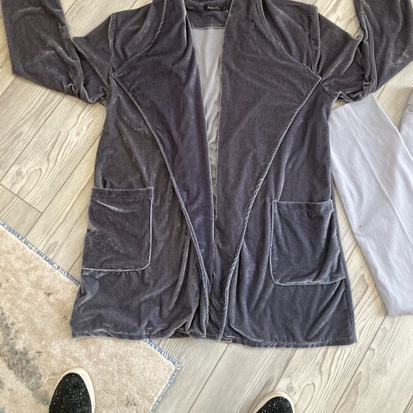 Beautiful and washable velvet fun oversized blazer. So cute!! Amayrillus size L - Picture 1 of 5